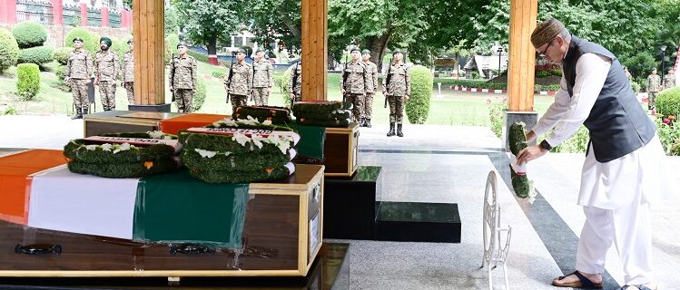 وزیر اعلیٰ عمر عبداللہ نے شہید فوجیوں کو خراجِ عقیدت پیش کیا