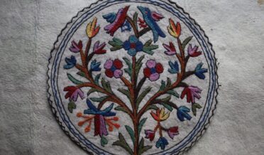 حکومت نے نمدہ کرافٹ کی شانہ رفتہ بحال کرنے کی کارڈِنگ مشین کیلئے رقومات منظور کئے