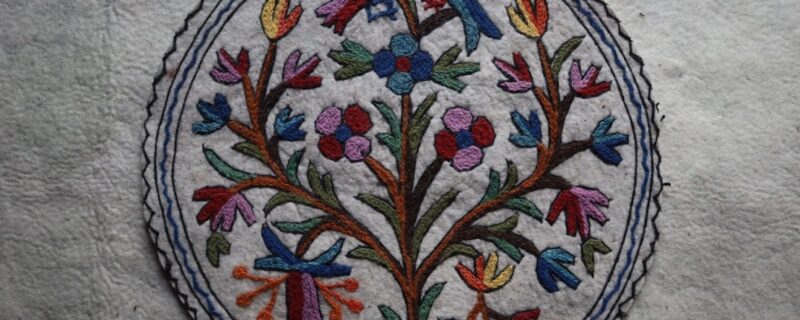 حکومت نے نمدہ کرافٹ کی شانہ رفتہ بحال کرنے کی کارڈِنگ مشین کیلئے رقومات منظور کئے