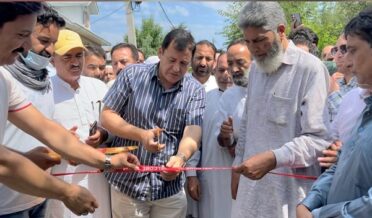 جاوید ڈار نے رفیع آباد حلقے میں سڑکوں کی میکڈیمائزیشن منصوبوں کا اِفتتاح کیا