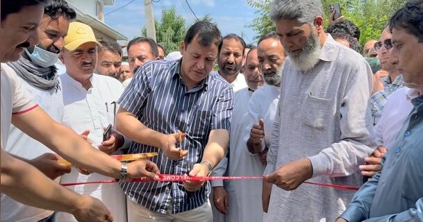 جاوید ڈار نے رفیع آباد حلقے میں سڑکوں کی میکڈیمائزیشن منصوبوں کا اِفتتاح کیا