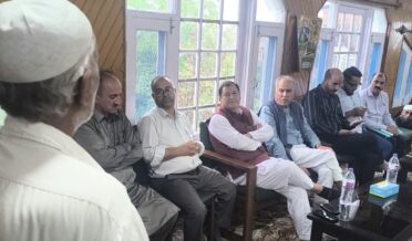 جاوید ڈار نے زعفران بیلٹ کا دورہ کیا اور کاشت کاروں کو ہرممکن تعاون کا یقین دِلایا