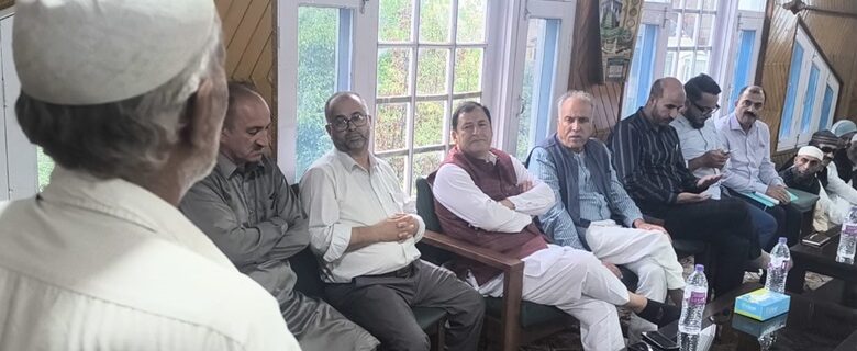 جاوید ڈار نے زعفران بیلٹ کا دورہ کیا اور کاشت کاروں کو ہرممکن تعاون کا یقین دِلایا