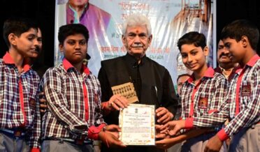 لفٹینٹ گورنر نے وڈیز ہندی شکشا سمیتی کے زیر اہتمام ایک پروگرام میں نوجوانوں سے خطاب کیا