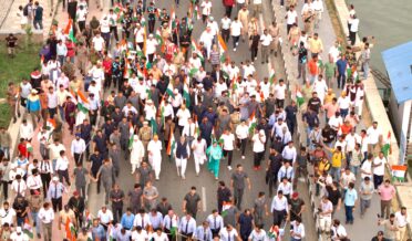 لیفٹیننٹ گورنر نے سری نگر کی ڈل جھیل سے ’ترنگا یاترا‘ کو جھنڈی دِکھا کر روانہ کیا