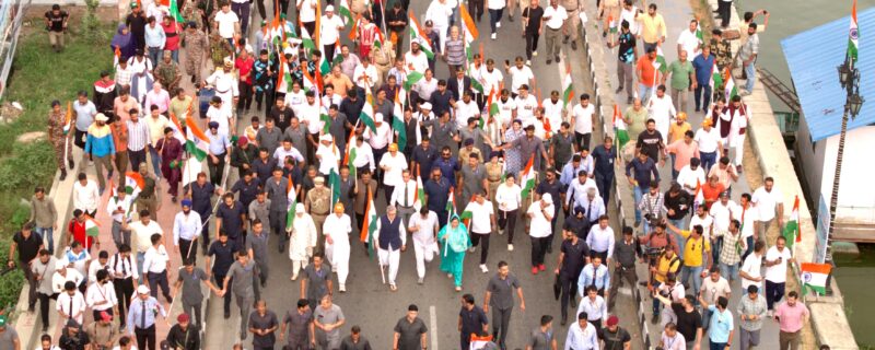 لیفٹیننٹ گورنر نے سری نگر کی ڈل جھیل سے ’ترنگا یاترا‘ کو جھنڈی دِکھا کر روانہ کیا