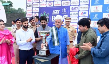 لیفٹیننٹ گورنر نے اننت ناگ میں بیج بہاڑہ پریمیئر لیگ (بی پی ایل) کے کھلاڑیوں سے بات چیت کی