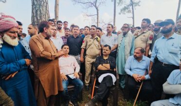 جاوید رانا نے سرنکوٹ مینڈھر میں لینڈ سلائیڈ سے متاثرہ علاقوں کا تفصیلی دورہ کیا