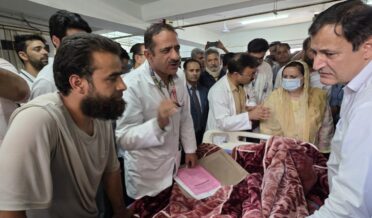 سکینہ اِیتو اور جاوید ڈار نے گورنمنٹ میڈیکل کالج ہندواڑہ کا دورہ کیا
