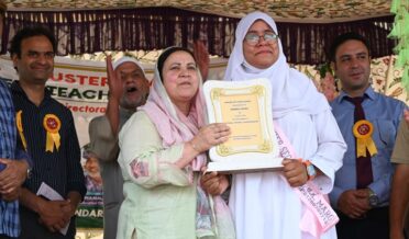 سکینہ اِیتو نے ہائیر سکینڈری سکول ڈِی کے مارگ کولگام میں سائنس بلاک اِفتتاح کیا