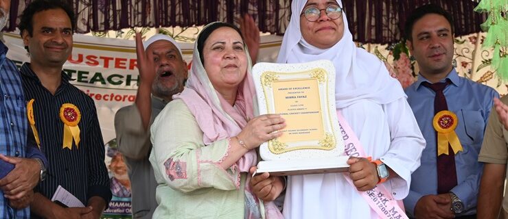 سکینہ اِیتو نے ہائیر سکینڈری سکول ڈِی کے مارگ کولگام میں سائنس بلاک اِفتتاح کیا