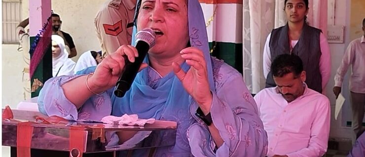 سکینہ اِیتو نے دینا ناتھ رفیق میموریل گورنمنٹ گرلز ماڈل ہائیر سکینڈری سکول ( شیش محل ) پو نچھ کا دورہ کرکے تعلیمی سرگرمیوں کا جائزہ لیا