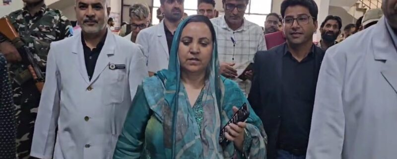 سکینہ اِیتو نے گورنمنٹ میڈیکل کالج اننت ناگ کا دورہ کیا اور صحت سہولیات کا جائزہ لیا