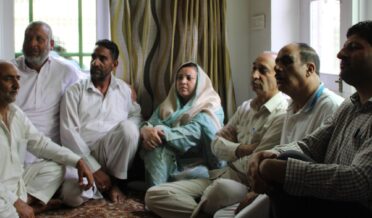 سکینہ اِیتونے اِچگام بڈگام کا دورہ کر کے کرنٹ لگنے سے جاں بحق ہوئے طالب علم کے اہلِ خانہ سے تعزیت کی