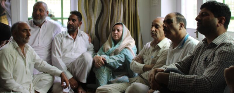 سکینہ اِیتونے اِچگام بڈگام کا دورہ کر کے کرنٹ لگنے سے جاں بحق ہوئے طالب علم کے اہلِ خانہ سے تعزیت کی