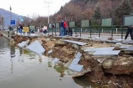 جھیل کے کنارے بلیوارڈ روڈ پر حفاظتی بند کا ایک حصہ منہدم، فوری تعمیر نو کا آغاز