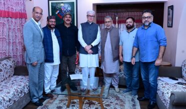 وزیر اعلیٰ عمر عبداللہ نے ’رابطہ ‘ عوامی رَسائی آفس سری نگر میں مختلف وفود و اَفرادسے ملاقات کی