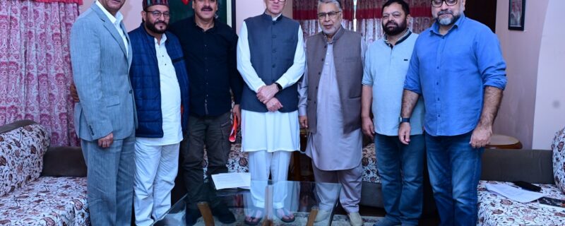 وزیر اعلیٰ عمر عبداللہ نے ’رابطہ ‘ عوامی رَسائی آفس سری نگر میں مختلف وفود و اَفرادسے ملاقات کی