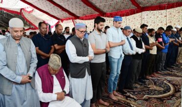 وزیر اعلیٰ عمر عبداللہ نے میلادالنبی ؐ کے بعد جمعہ کے موقعہ پر حضرت بل درگاہ میں نماز جمعہ اَدا کی