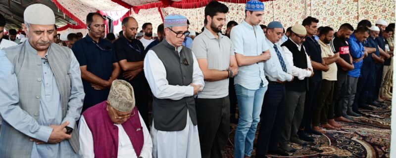 وزیر اعلیٰ عمر عبداللہ نے میلادالنبی ؐ کے بعد جمعہ کے موقعہ پر حضرت بل درگاہ میں نماز جمعہ اَدا کی