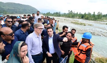 وزیر اعلیٰ نے اننت ناگ کے سیلاب سے متاثرہ علاقوں کا دورہ کیا