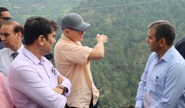 وزیرا علیٰ عمر عبداللہ نے جموں ۔سری نگر قومی شاہراہ کی بحالی کے کاموں کی نگرانی کیلئے رام بن اور اُودھمپور کا دورہ کیا