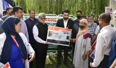 چیف سیکرٹری نے ڈِسٹرکٹ ہسپتال گاندربل میں ’سیوا پَرو‘ کے تحت میگا ہیلتھ کیمپ کا اِفتتاح کیا