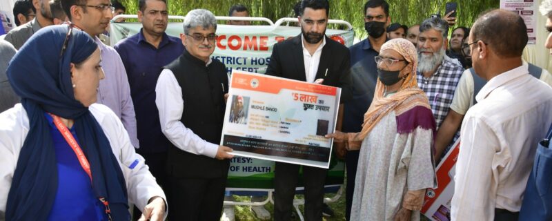 چیف سیکرٹری نے ڈِسٹرکٹ ہسپتال گاندربل میں ’سیوا پَرو‘ کے تحت میگا ہیلتھ کیمپ کا اِفتتاح کیا