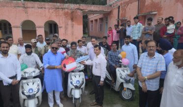 محکمہ سماجی بہبود راجوری نے نوشہرہ میں بیداری کم سکوٹی تقسیم کیمپ کا اِنعقاد کیا