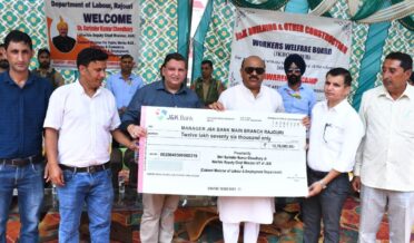 نائب وزیر اعلیٰ نے نوشہرہ میں لیبر بیداری کیمپ کا اِفتتاح کیا اور مالی اِمداد تقسیم کی