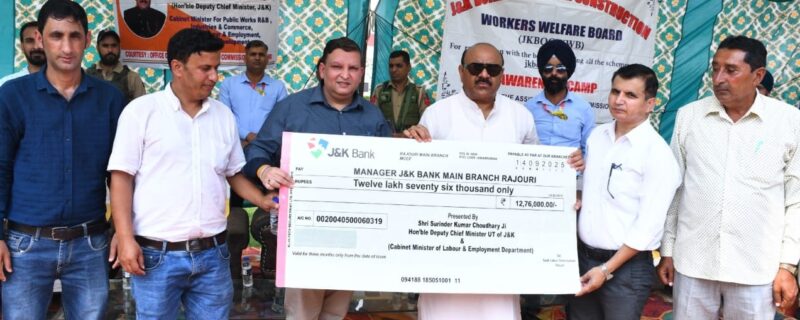 نائب وزیر اعلیٰ نے نوشہرہ میں لیبر بیداری کیمپ کا اِفتتاح کیا اور مالی اِمداد تقسیم کی