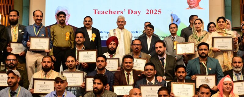 لیفٹیننٹ گورنر نے سری نگر میں ’یومِ اساتذہ‘ کی تقریب سے خطاب کیا