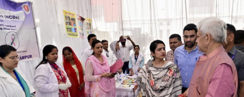 لیفٹیننٹ گورنر کاجموں میں سیلاب سے متاثرہ کنبوں کیلئے منعقدہ میگا ہیلتھ کیمپ کا دورہ