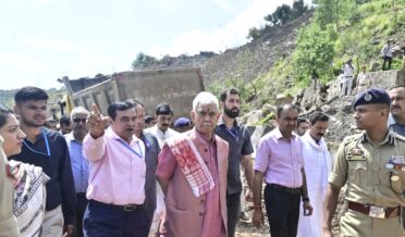 لیفٹیننٹ گورنر نے اودھمپور کا دور ہ کر کے قومی شاہراہ کی بحالی کے کاموں کا جائزہ لیا