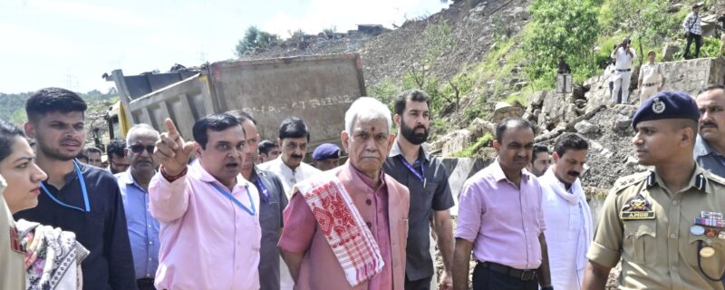 لیفٹیننٹ گورنر نے اودھمپور کا دور ہ کر کے قومی شاہراہ کی بحالی کے کاموں کا جائزہ لیا