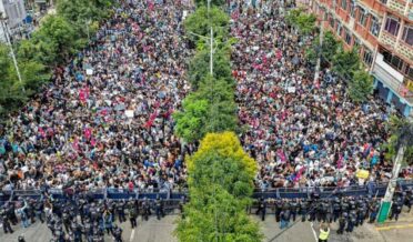نیپال: سوشل میڈیا پر پابندی کے خلاف شہریوں کا پولیس سے تصادم، 14 ہلاک، وزیر داخلہ مستعفی