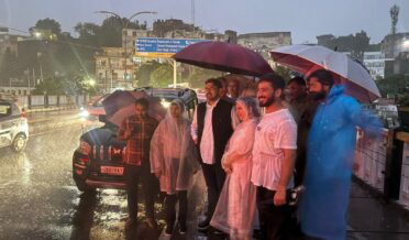 ستیش شرما نے توی ندی کے پانی کی سطح کا معائینہ کیا