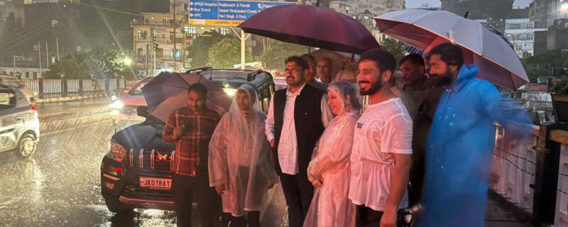 ستیش شرما نے توی ندی کے پانی کی سطح کا معائینہ کیا