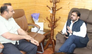 ستیش شرما نے جموں و کشمیر میں سیلاب کی صورتحال کے دوران کھانے پینے کی اشیاء اور ایل پی جی کی دستیابی کا جائیزہ لیا