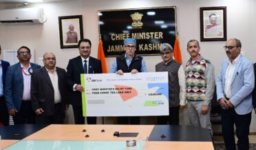 جموں وکشمیر بینک نے سیلاب سے متاثرہ اَفراد کیلئے چیف منسٹر ریلیف فنڈ میں 4.10 کروڑ روپے کا عطیہ دیا