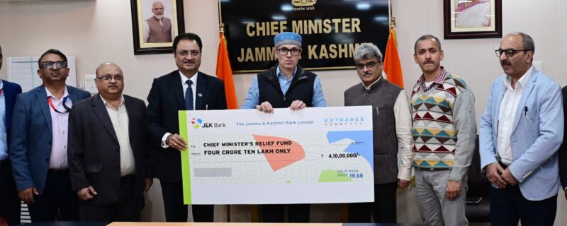 جموں وکشمیر بینک نے سیلاب سے متاثرہ اَفراد کیلئے چیف منسٹر ریلیف فنڈ میں 4.10 کروڑ روپے کا عطیہ دیا