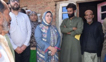 سکینہ اِیتو نے کولگام ضلع کے لنگ کھل نندی مرگ علاقے کا دورہ کیا