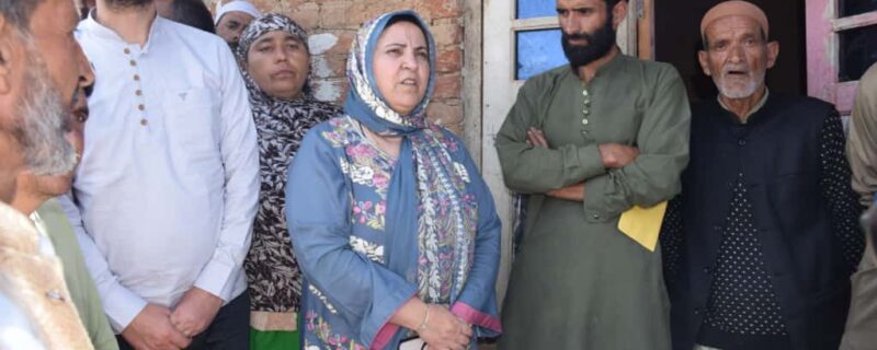 سکینہ اِیتو نے کولگام ضلع کے لنگ کھل نندی مرگ علاقے کا دورہ کیا