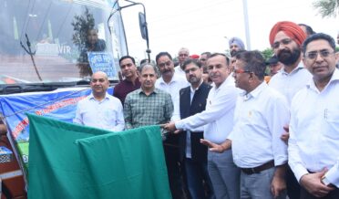 ستیش شرما نے تیل سیڈ مشن کے تحت ترقی پسند کسانوں کے نمائشی دورے کو ہری جھنڈی دِکھا کر روانہ کیا