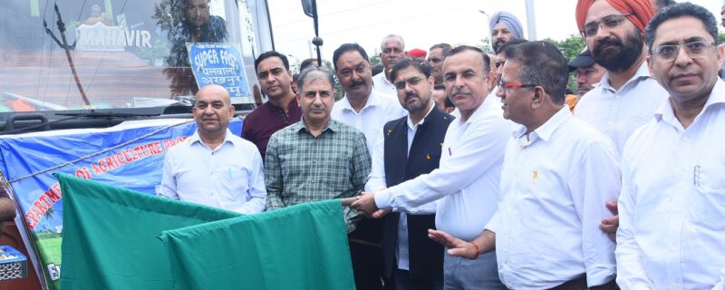 ستیش شرما نے تیل سیڈ مشن کے تحت ترقی پسند کسانوں کے نمائشی دورے کو ہری جھنڈی دِکھا کر روانہ کیا