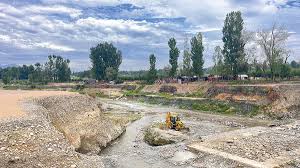 جنوبی کشمیر کے ضلع اننت ناگ میں نالوں میں ریت اور بجری نکالنے کیلئے کا عمل جاری