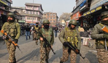 سرینگرکے لالچوک میں پولیس و سی آر پی ایف کا کاسو، ہوٹلوں پر اچانک چھاپے