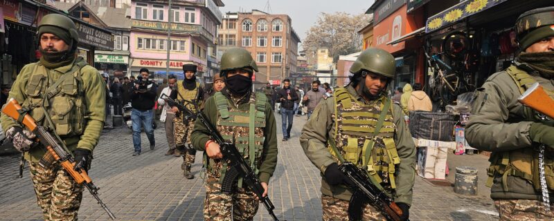 سرینگرکے لالچوک میں پولیس و سی آر پی ایف کا کاسو، ہوٹلوں پر اچانک چھاپے