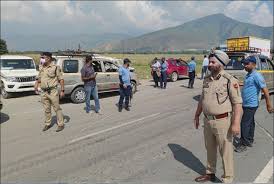 دیہی کشمیر میں ٹریفک قواعد کی خلاف ورزیوں کے خلاف کارروائی شرو ع