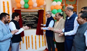 وزیر اعلیٰ عمر عبداللہ نے مٹھی میں نئے رہائشی بلاک کا اِفتتاح کیا اور جموں میں جاری ہائوسنگ پروجیکٹوںکا جائزہ لیا